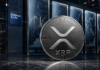 Silberne XRP-Münze vor dem Goldman-Sachs-Logo und mehreren Börsencharts