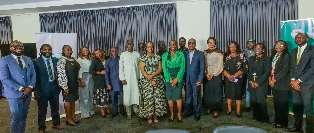 Gruppenfoto des mehrköpfigen Teams bei einer Veranstaltung zur Umsetzung von IOTA ADAPT in Nigeria.