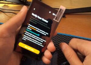 Keystone 3 Pro Hardware Wallet bei der Echtheitsprüfung mit Sicherheitskarte