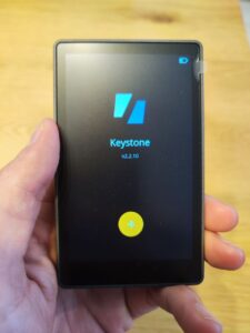 Keystone 3 Pro Hardware Wallet mit gestartetem Firmware-Update auf dem Display