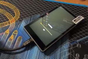 Keystone 3 Pro Hardware Wallet während des Firmware-Updates per USB-Verbindung