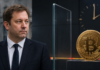 KI-generierte Darstellung von Lars Klingbeil neben einer Bitcoin-Münze, getrennt durch eine Glasscheibe