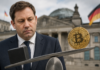 Symbolische Darstellung von Bitcoin und deutscher Politik zur geplanten Abschaffung der Krypto-Haltefrist.