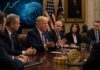 Krypto-Gipfel mit Trump erfolgreich: Wird die USA mehr Bitcoin kaufen? Donald Trump beim Krypto-Gipfel im Weißen Haus mit Branchenvertretern und Bitcoin-Symbol im Vordergrund