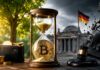 Bitcoin in einer Sanduhr vor dem Reichstagsgebäude – Symbolbild zur Petition für den Erhalt der steuerlichen Haltefrist für Kryptowährungen in Deutschland.