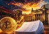 Krypto-Haltefrist: Öffentliche Anhörung kommt – kann sie die Steuerpläne noch stoppen? Bitcoin vor dem Reichstag mit Petition und Aufwärtspfeil bei dramatischem Sonnenuntergang