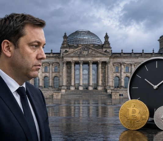 Lars Klingbeil vor dem Reichstag neben einer Bitcoin-Münze und einer Uhr als Symbol für den Zeitdruck bei der geplanten Krypto-Steuer.