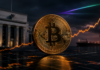 Goldene Bitcoin-Münze vor einem Zentralbankgebäude und einem Öltanker mit steigender Kurslinie