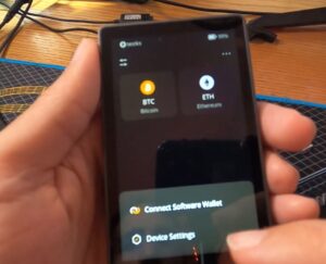 Keystone 3 Pro Hardware Wallet mit Bitcoin- und Ethereum-Konten auf dem Display