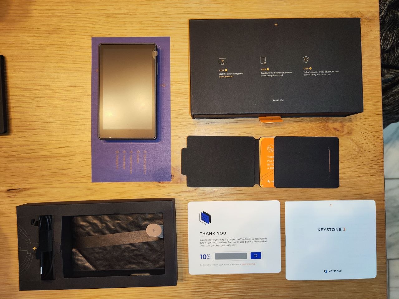 Keystone 3 Pro Hardware Wallet mit vollständigem Lieferumfang und Originalzubehör