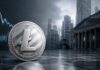 Austin: ‘Litecoin ist die beste Alternative zu zentralisierten Banken’ Große Litecoin-Münze vor Bankgebäude und fallendem Kurschart in dunkler Finanzkulisse.