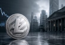 Große Litecoin-Münze vor Bankgebäude und fallendem Kurschart in dunkler Finanzkulisse.
