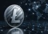 Litecoin verbessert Privatsphäre und bereitet Ethereum-Kompatibilität vor Alt-Tag: Silberne Litecoin-Münze vor einem digitalen Blockchain-Netzwerk mit Weltkarte