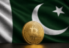 Pakistan dämpft Erwartungen: Vorerst sind keine Bitcoin-Käufe geplant Goldene Bitcoin-Münze vor der grün-weißen Flagge Pakistans