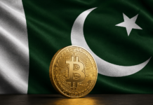 Goldene Bitcoin-Münze vor der grün-weißen Flagge Pakistans