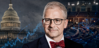 Patrick McHenry vor dem US-Kapitol und dem Senat mit digitaler Marktgrafik