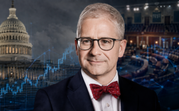 Patrick McHenry vor dem US-Kapitol und dem Senat mit digitaler Marktgrafik