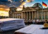 Bitcoin-Petition vor dem Bundestag mit Unterschriften und Bitcoin-Symbol