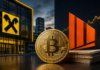 Goldene Bitcoin-Münze vor einem Raiffeisen-Gebäude und dem Strategy-Symbol mit steigender Kurslinie