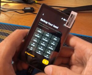 Keystone 3 Pro Hardware Wallet beim Sichern der Recovery Seed Phrase