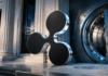 Ripple-Logo vor einer US-Bank und einem Tresor als Symbol für die geplante Ripple National Trust Bank