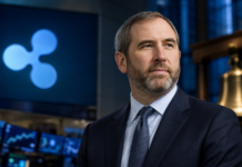 Ripple-IPO: Brad Garlinghouse öffnet die Tür für einen Börsengang Ripple-CEO Brad Garlinghouse vor dem Ripple-Logo und einer Börsenglocke