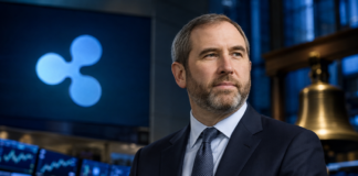 Ripple-CEO Brad Garlinghouse vor dem Ripple-Logo und einer Börsenglocke