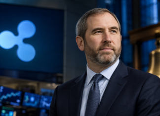 Ripple-CEO Brad Garlinghouse vor dem Ripple-Logo und einer Börsenglocke