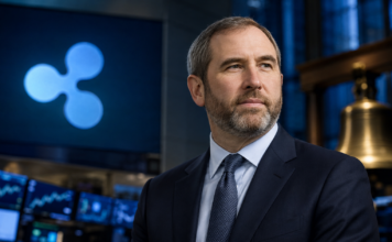 Ripple-IPO: Brad Garlinghouse öffnet die Tür für einen Börsengang Ripple-CEO Brad Garlinghouse vor dem Ripple-Logo und einer Börsenglocke