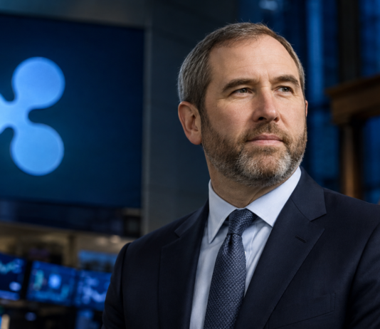 Ripple-CEO Brad Garlinghouse vor dem Ripple-Logo und einer Börsenglocke