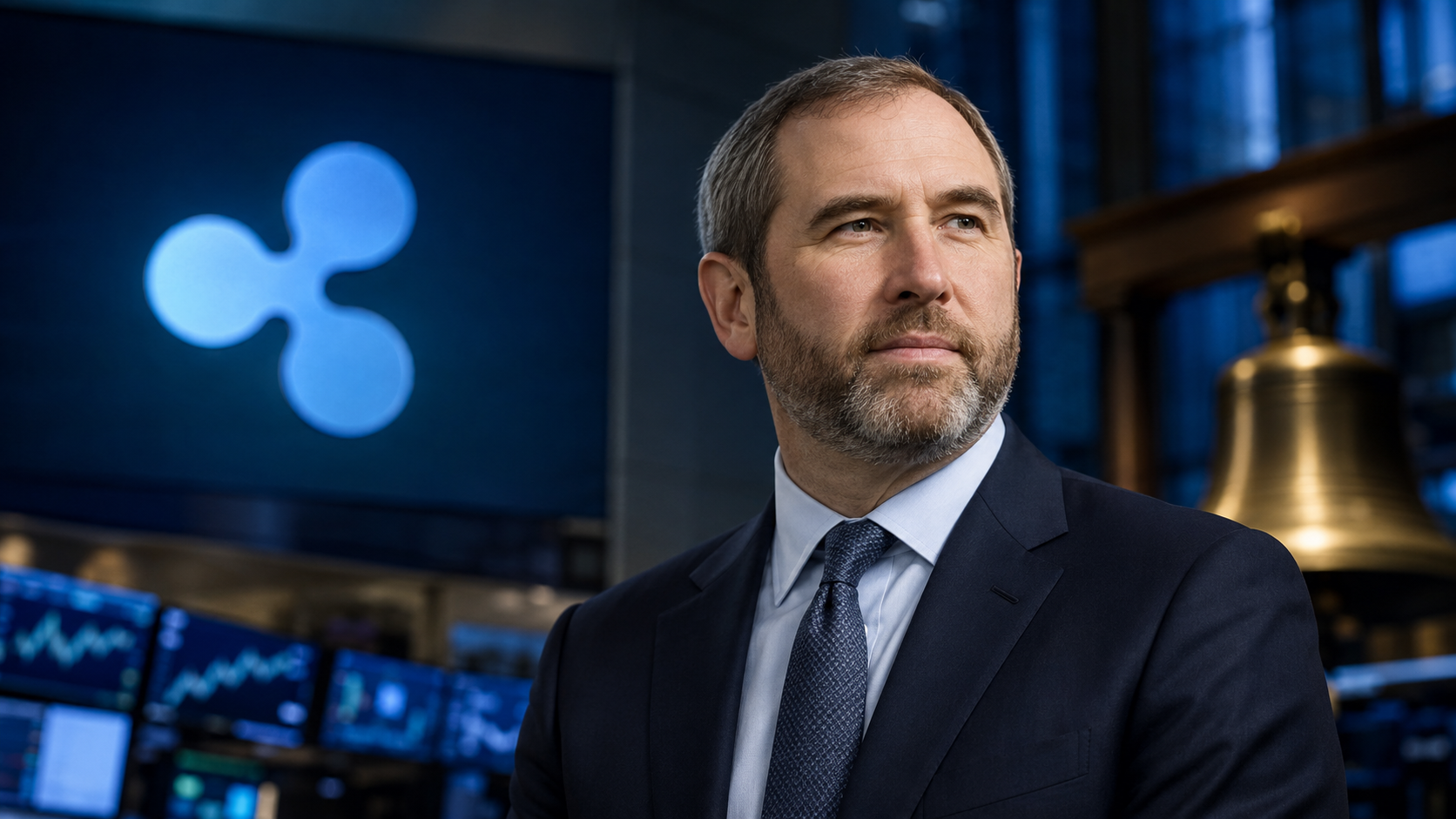 Ripple-CEO Brad Garlinghouse vor dem Ripple-Logo und einer Börsenglocke