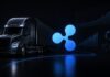 TRATON-Lkw mit prominentem Ripple-Logo und Finanzcharts als Symbol für digitale Treasury- und Finanzplanung