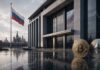 Zentralbank von Russland will Bitcoin, ETH und USDT an regulierten Börsen zulassen Russische Bank mit Bitcoin und Ethereum vor Moskauer Skyline und russischer Flagge