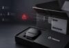 BREAKING: Sicherheitslücke bei Trezor – Darauf müssen Nutzer jetzt achten Trezor Hardware-Wallet neben Versandpaket mit Symbol für ein Datenleck