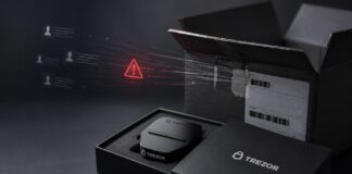 Trezor Hardware-Wallet neben Versandpaket mit Symbol für ein Datenleck