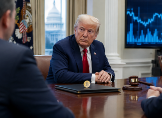 Donald Trump bei einem symbolischen Krypto-Treffen im Weißen Haus vor der Abstimmung über den CLARITY Act