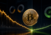 Bitcoin vor dem Zyklustief: VanEck sieht Zeit für erste Käufe Goldene Bitcoin-Münze vor einem Kurschart, der am Tiefpunkt in eine Erholung übergeht.