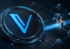 VeChain-Logo vor einem digitalen Netzwerk zum Interstellar-Upgrade