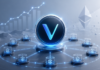 Zentriertes VeChain-Logo auf einer leuchtenden Plattform, umgeben von vernetzten Blockchain-Knoten; im Hintergrund ein aufsteigendes Kursdiagramm und ein Ethereum-Symbol in kühlem Blau-Grau.