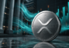 XRP-Münze vor Bankgebäuden und steigenden Kapitalbalken als Symbol für institutionelle ETF-Zuflüsse
