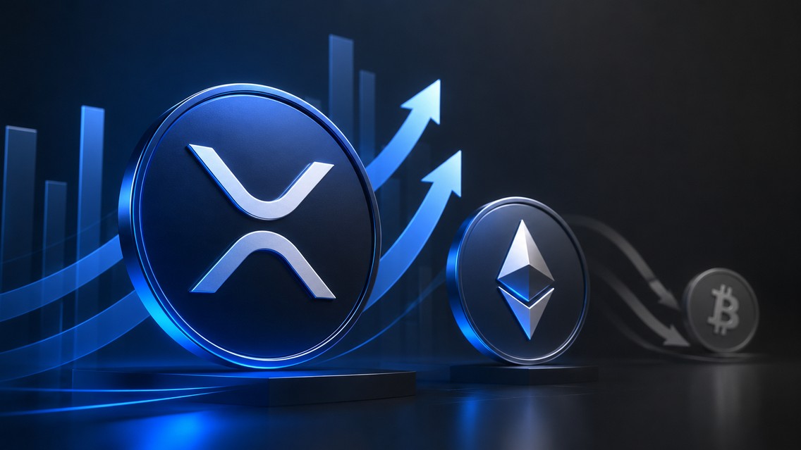 3D-Illustration im Bloomberg-Stil: prominente XRP- und Ethereum-Symbole mit Aufwärtspfeilen im Vordergrund, während Bitcoin im Hintergrund kleiner und schwächer dargestellt ist.