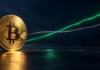 Bitcoin sendet seltenes Signal: Historisch folgte ein Plus von 230 Prozent Goldene Bitcoin-Münze vor zwei sich kreuzenden Trendlinien, die grüne Linie steigt über die graue.