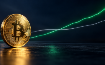 Goldene Bitcoin-Münze vor zwei sich kreuzenden Trendlinien, die grüne Linie steigt über die graue.