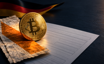 Krypto-Haltefrist: Schäffler warnt vor 50-Prozent-Steuerhammer Bitcoin-Münze auf Kaufbelegen und einem Steuerformular vor den deutschen Farben