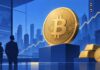 Illustration eines großen goldenen Bitcoin vor blauem Finanzhintergrund mit steigender Kurslinie, Stadtsilhouette, Goldbarren und Silhouetten von Investoren als Symbol für den Kursanstieg und die wachsende Stärke von Bitcoin gegenüber Gold.