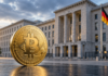 Goldene Bitcoin-Münze vor einem Regierungsgebäude mit deutscher Flagge als Symbol für die geplante Krypto-Steuerreform.