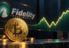 Fidelity: Bitcoin-Kurs kann 300.000 USD bis 2029 erreichen Bitcoin-Münze vor dem Fidelity-Schriftzug und einem steigenden Kursverlauf