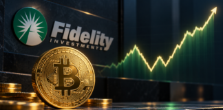 Bitcoin-Münze vor dem Fidelity-Schriftzug und einem steigenden Kursverlauf