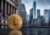 Goldener Bitcoin vor Wall-Street-Kulisse mit steigendem Kurschart als Symbol für institutionelle Nachfrage.