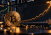 Bitcoin vor einem steigenden Kurschart mit der Zielmarke von 100.000 US-Dollar im September